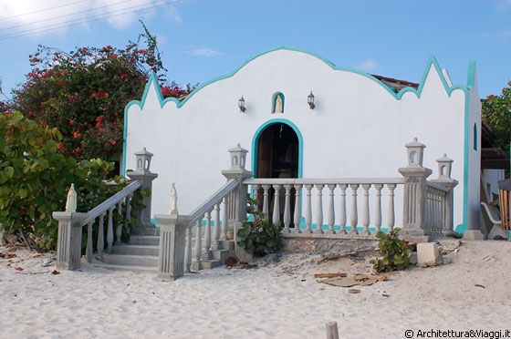 GRAN ROQUE - Una graziosa chiesetta sulla spiaggia in stile coloniale