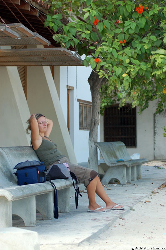 GRAN ROQUE - Io stanca morta dopo i due giorni in aeroporto a Caracas, mi abbandono sulle panchine fuori dalla chiesetta