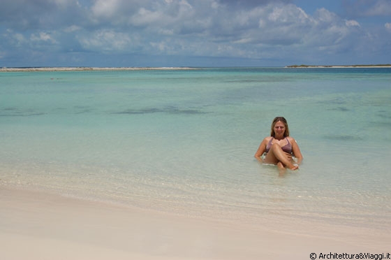 NORONQUISES  - Io seduta nelle meravigliose acque cristalline di Noronquises