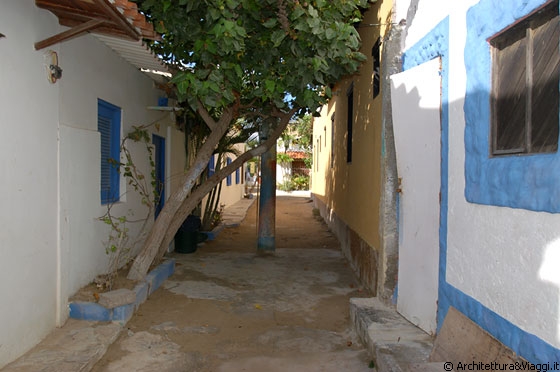 GRAN ROQUE - Le vie sabbiose del villaggio sono fiancheggiate da fiori, conchiglie e piccoli edifici dai vivaci colori