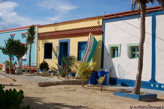 LOS ROQUES - Vita notturna, locali e ristoranti a Gran Roque - nella foto l'Aquarena Café Tour Shop