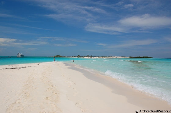 CAYO DE AGUA - Ancora, l'istmo, il punto in cui i due isolotti di sabbia bianchissima sono divisi dal mare