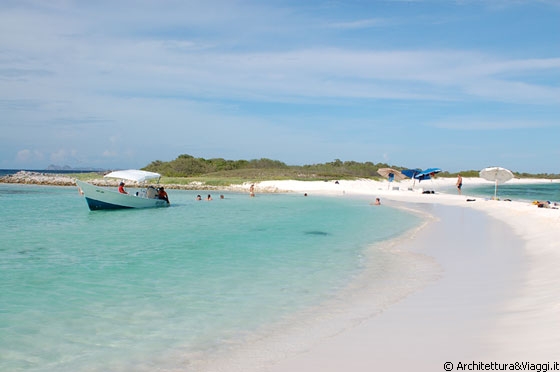 ESPENQUI' - In primo piano la Mis Ninas II, attende per riportarci a Gran Roque 