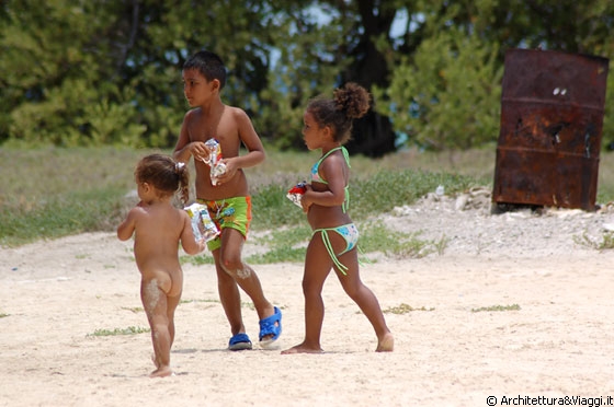 CAYO PIRATA - Bambini liberi e protetti giocano nelle spiagge di fronte ai rancherìas, i rifugi di pescatori 