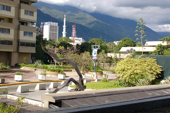 CARACAS - Dal Museo de Arte Contemporaneo vista sul Parque Los Caobos e sul Complejo Cultural Teresa Carreno