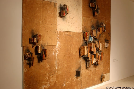 CARACAS - Museo de Arte Contemporaneo - John Latham: Paredes ortodoxas, 1972