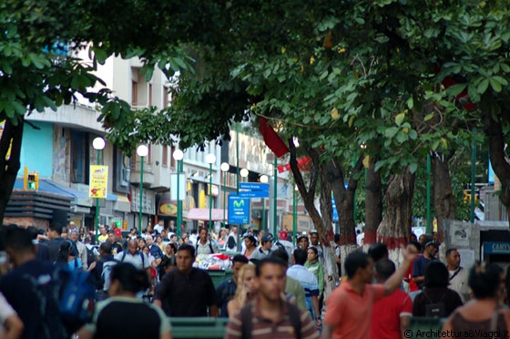 CARACAS - Assaporiamo l'effervescente vita di strada di Caracas prima di partire per Ciudad Bolivar