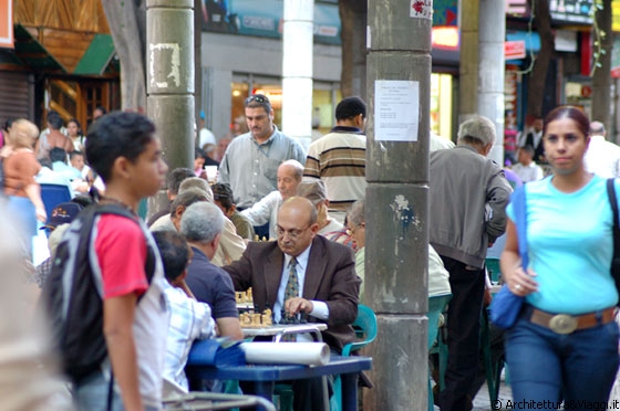 CARACAS - La città è caratteristica per il caos stradale, l'inquinamento, l'urbanizzazione selvaggia e per un'esuberanza e un disordine estremamente latini