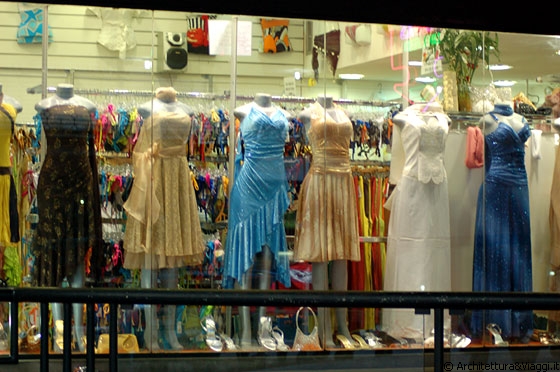 CARACAS - Abiti da sera in una vetrina del Blvd de Sabana Grande