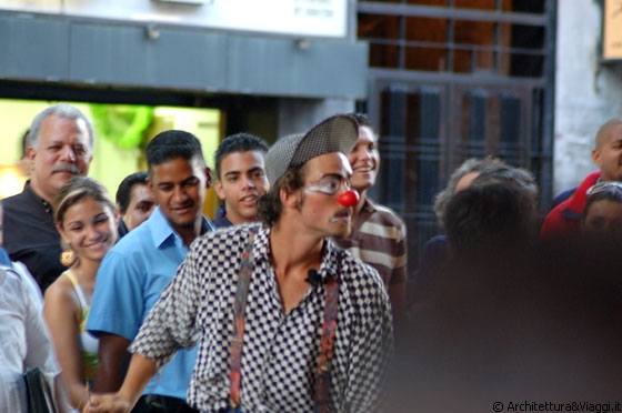 CARACAS - Mimi e artisti di strada animano il Blvd de Sabana Grande
