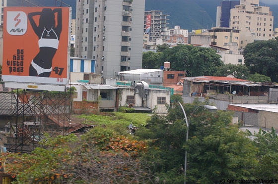 CARACAS - 12 agosto - sul bus diretto a Ciudad Bolivar osserviamo questa metropoli sudamericana afflitta dai problemi tipici del terzo mondo
