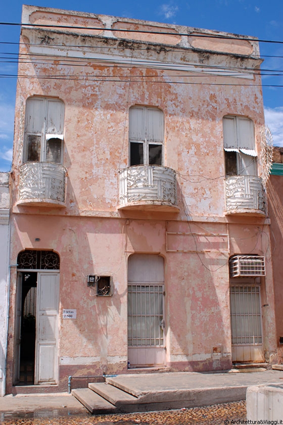 CIUDAD BOLIVAR - Tracce del tempo segnano alcuni edifici in direzione del quartiere coloniale che al contrario è quasi interamente restaurato (almeno nelle vivaci facciate)