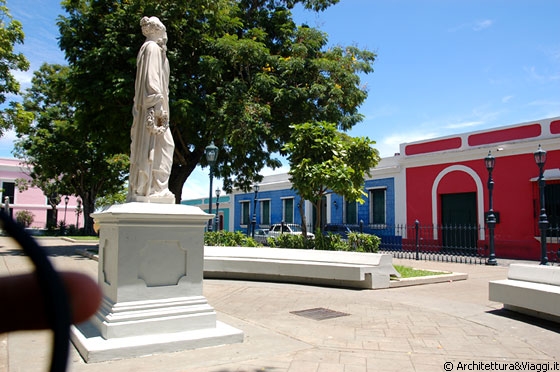 CIUDAD BOLIVAR - Plaza Bolivar - una delle cinque statue allegoriche a simboleggiare le cinque nazioni liberate da Bolivar