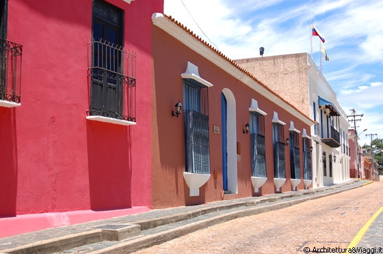 CIUDAD BOLIVAR - Sul lato sud di Plaza Bolivar in sequenza l'edificio rosso della Posada Amor Patrio, la Casa Parroquial e il Palazzo signorile