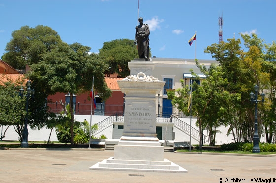 CIUDAD BOLIVAR - Plaza Bolivar con il monumento all'eroe nazionale Simon Bolivar, El Libertador, l'uomo che ha combattuto per l'indipendenza 