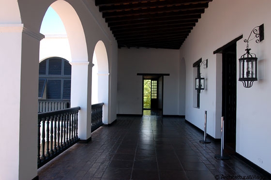 CIUDAD BOLIVAR - Plaza Bolivar - Casa del Congreso de Angostura: i corridoi di distribuzioone intorno al cortile centrale e le stanze dall'arredamento formale