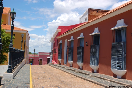 CIUDAD BOLIVAR - Plaza Bolivar - Casa de los Gobernadores e Casa Parroquial