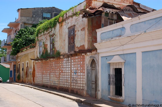 CIUDAD BOLIVAR - Oltre la Plaza Bolivar, ancora edifici da restaurare