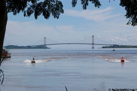 CIUDAD BOLIVAR - L'Orinoco, il principale fiume del Venezuela e sullo sfondo il Puente de Angostura
