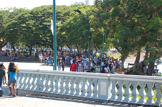 CIUDAD BOLIVAR - L'animato e vivace Paseo Orinoco, sulle sponde del fiume