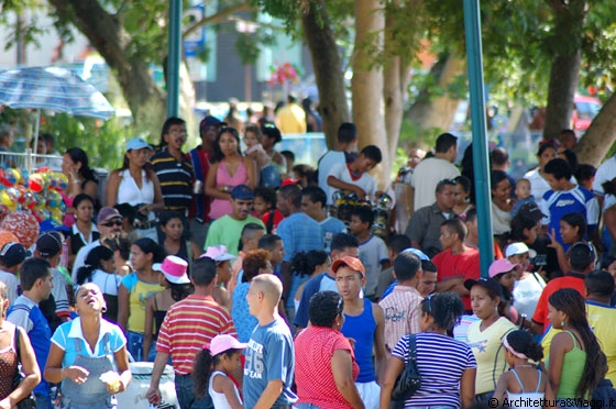 CIUDAD BOLIVAR - E' domenica e il Paseo Orinoco è molto frequentato dai venezuelani 