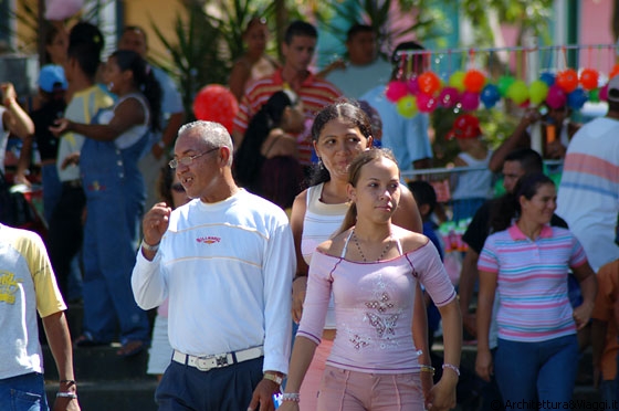 CIUDAD BOLIVAR - Passeggiando lungo il Paseo Orinoco ci divertiamo ad osservare gli usi e i costumi dei venezuelani intenti a far festa