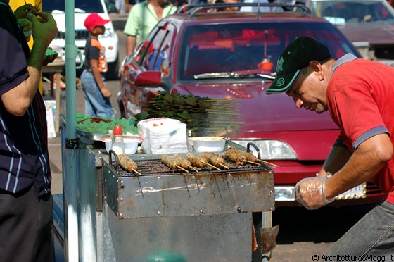 CIUDAD BOLIVAR - Venditori ambulanti e spiedini 