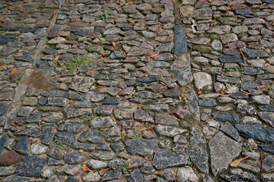 CIUDAD BOLIVAR - Ciottoli di pietra per la pavimentazione esterna della Casa di San Isidro