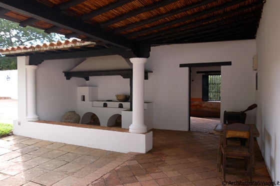 CIUDAD BOLIVAR - Il forno a legna/camino nel portico esterno sul retro della Casa di San Isidro