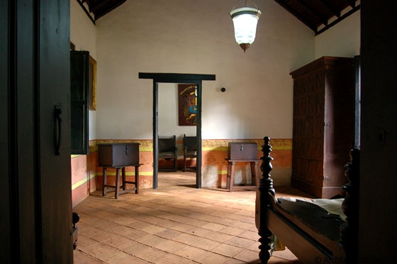 CIUDAD BOLIVAR - Mobili in legno, ambienti semplici ma importanti caratterizzano gli interni della Casa San Isidro