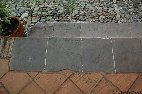CIUDAD BOLIVAR - Casa San Isidro - particolare della pavimentazione esterna: cotto, pietra e ciottoli