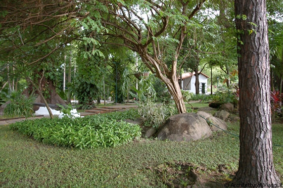 CIUDAD BOLIVAR - L'ombroso parco della Casa di San Isidro 