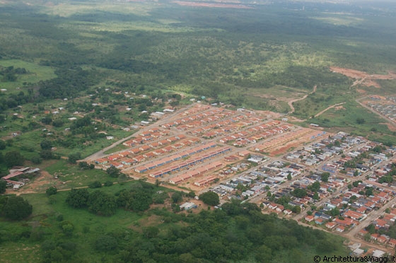 VERSO CANAIMA - Dall'aereo ci colpisce la regolarità di questo tracciato e di queste costruzioni di Ciudad Bolivar