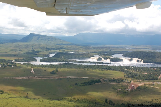 PARCO NAZIONALE DI CANAIMA - Con il magnifico volo sulla laguna prima di atterrare, ha inizio la nostra avventura a Canaima e al Salto Angel