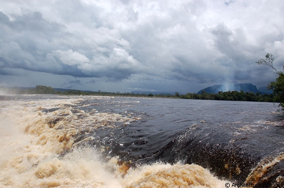PARCO NAZIONALE DI CANAIMA - Ucaima, proprio sopra le cascate della Laguna di Canaima