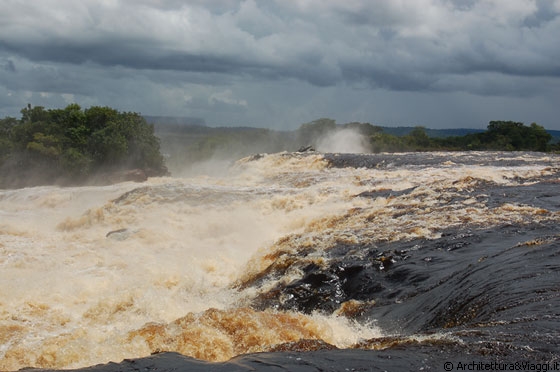 PARCO NAZIONALE DI CANAIMA - Acque spumeggianti alle cascate di Canaima