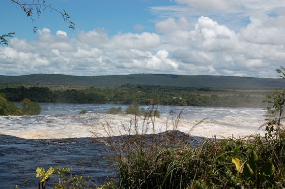 PARCO NAZIONALE DI CANAIMA - Natura incontaminata e vigorosa - l'acqua con la sua freschezza e il suo suono riesce a trasmettere l'energia vitale della natura
