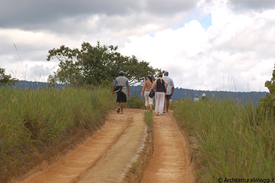 PARCO NAZIONALE DI CANAIMA - Attraversiamo a piedi un tratto del parco in corrispondenza delle rapide