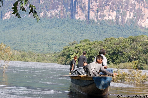 VERSO IL SALTO ANGEL - Il paesaggio lungo il fiume è costellato di tepui