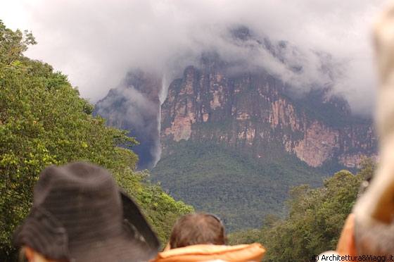 SALTO ANGEL - Dalla barca, ormai in prossimità dell'accampamento, avvistiamo l'Auyantepui e la cascata avvolta da una coltre di nubi