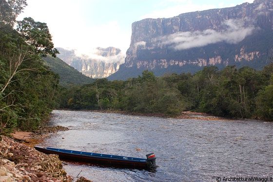 PARCO NAZIONALE DI CANAIMA - Questo paesaggio e la maestosità dell'Auyantepui trasmettono tutta la forza di questa splendida natura selvaggia ed incontaminata