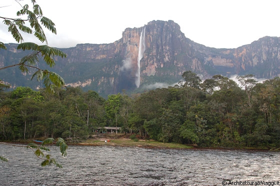 SALTO ANGEL - Il nostro accampamento gestito da Excursiones Kavac era uno di quelli ubicati di fronte al Salto Angel - abbiamo goduto della vista della cascata per tutto il pomeriggio