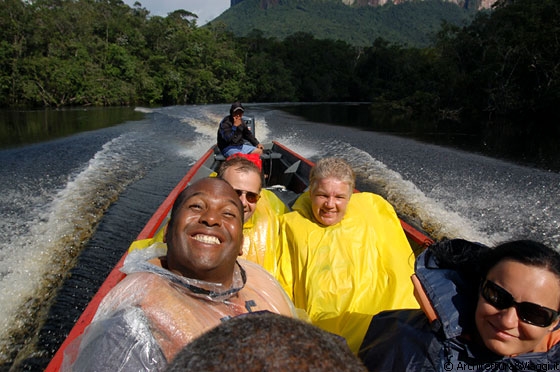 PARCO NAZIONALE DI CANAIMA - L'allegra compagnia ritorna verso Canaima con la barca a motore