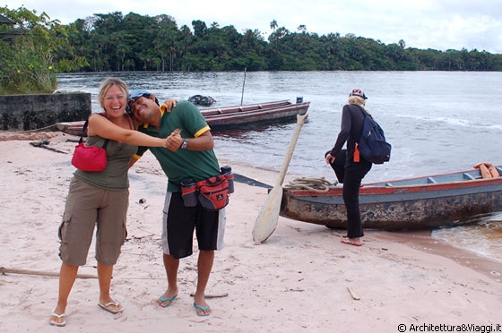 LAGUNA DI CANAIMA - Io e la nostra guida pemon Jose Francisco Camino scherziamo prima di salire sulla barca e dirigerci a Salto El Sapo