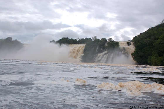 PARCO NAZIONALE DI CANAIMA - Attraversiamo la Laguna di Canaima in barca per raggiungere Salto El Sapo