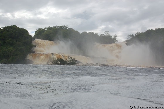 LAGUNA DI CANAIMA - Il Parco Nazionale di Canaima è tra i siti naturali iscritti dall'UNESCO nel Patrimonio dell'Umanità