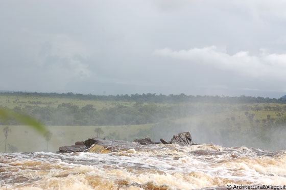 PARCO NAZIONALE DI CANAIMA - L'energia vitale sprigionata dall'acqua spumeggiante