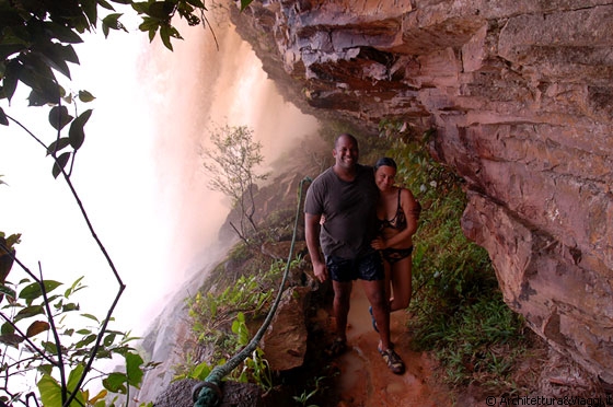 SALTO EL SAPO - La coppia inglese - durante la stagione delle piogge la portata d'acqua della cascata è impressionante d è impossibile non bagnarsi, non portate macchine fotografiche
