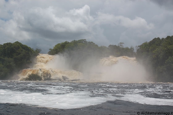 LAGUNA DI CANAIMA - La schiuma visibile non è inquinamento, bensì è caratteristica di queste acque ed è data dalla presenza di tannino