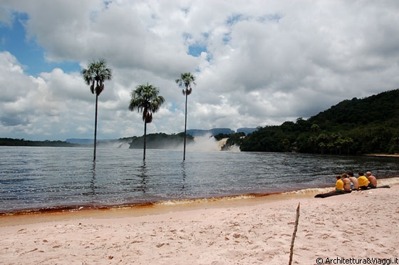 LAGUNA DI CANAIMA - E' delizioso trascorrere un pò di tempo sulla spiaggia di fronte alla laguna